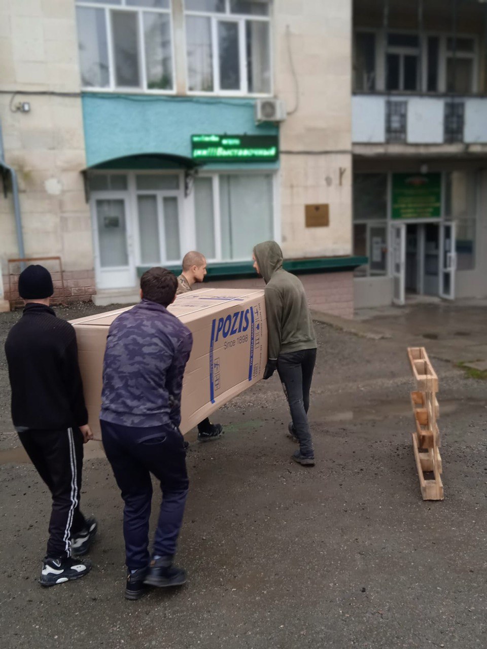Ручная переноска крупного груза в картонной упаковке