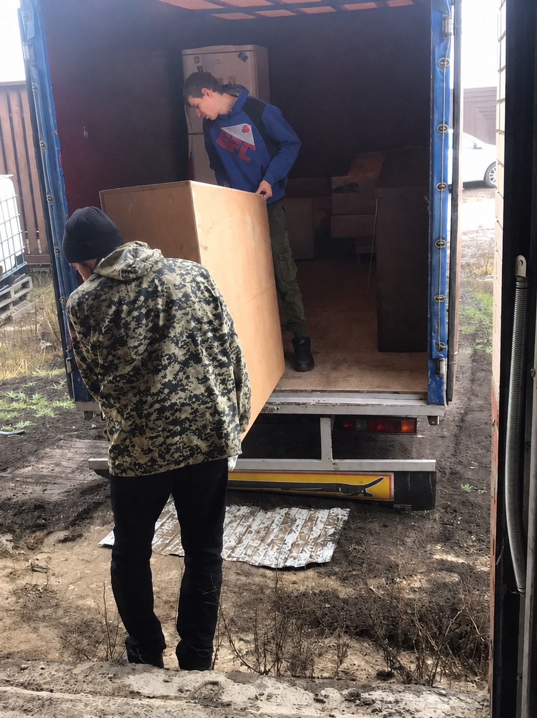 Погрузка мебели в кузов грузового автомобиля