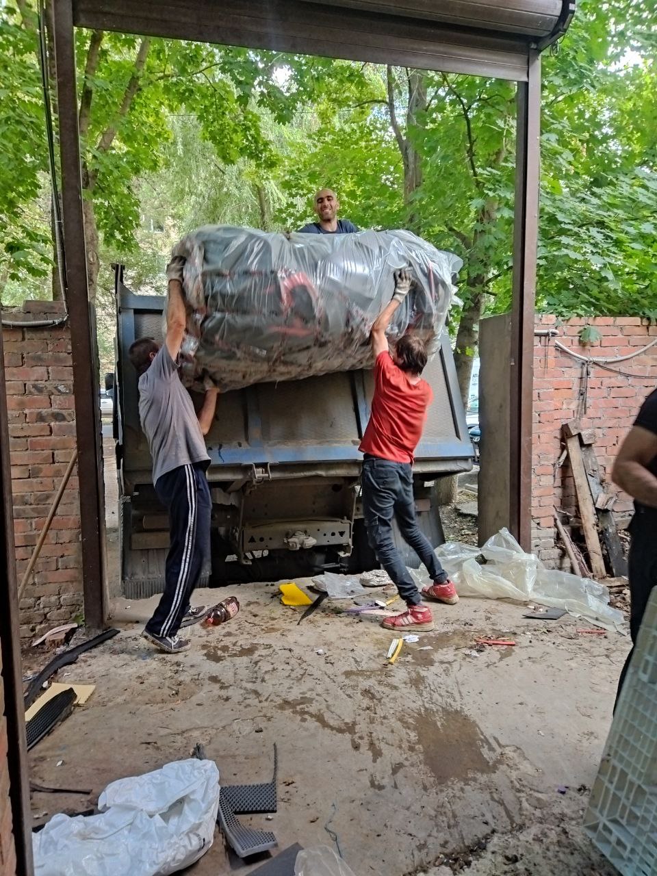 Погрузка мусора: общий план рабочего участка